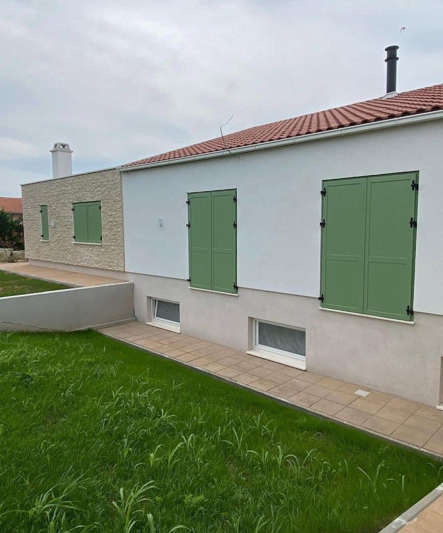 PVC stolarija s ALU griljama — dalmatinska kuća